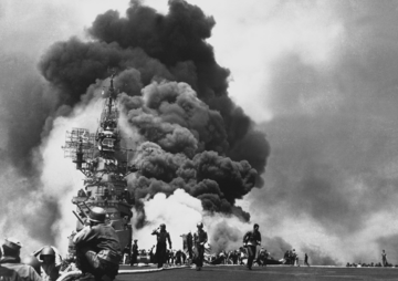 Skutki ataku kamikaze – USS Bunker Hill płonie