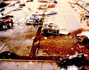 Skutki zamachu dokonanego przez Frakcję Armii Czerwonej (RAF) w amerykańskiej bazie wojskowej w Ramstein, 1981 r.