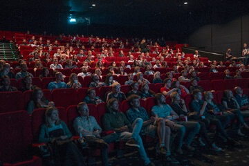 Sla kinowa pełna widzów, zdjęcie ilustracyjne
