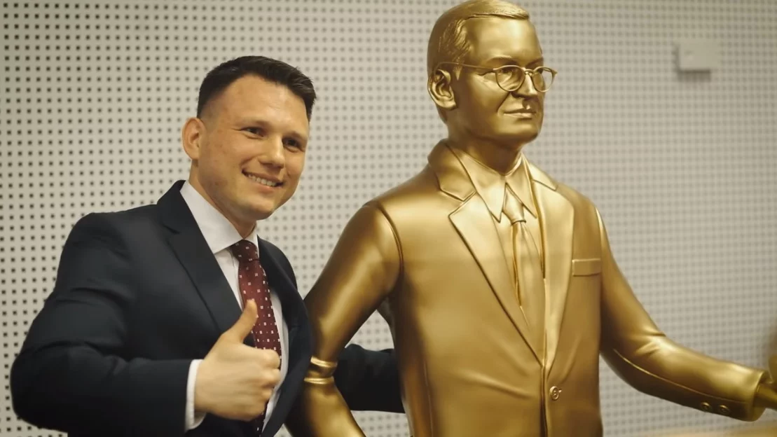 Sławomir Mentzen (Konfederacja) z pomnikiem premiera Morawieckiego