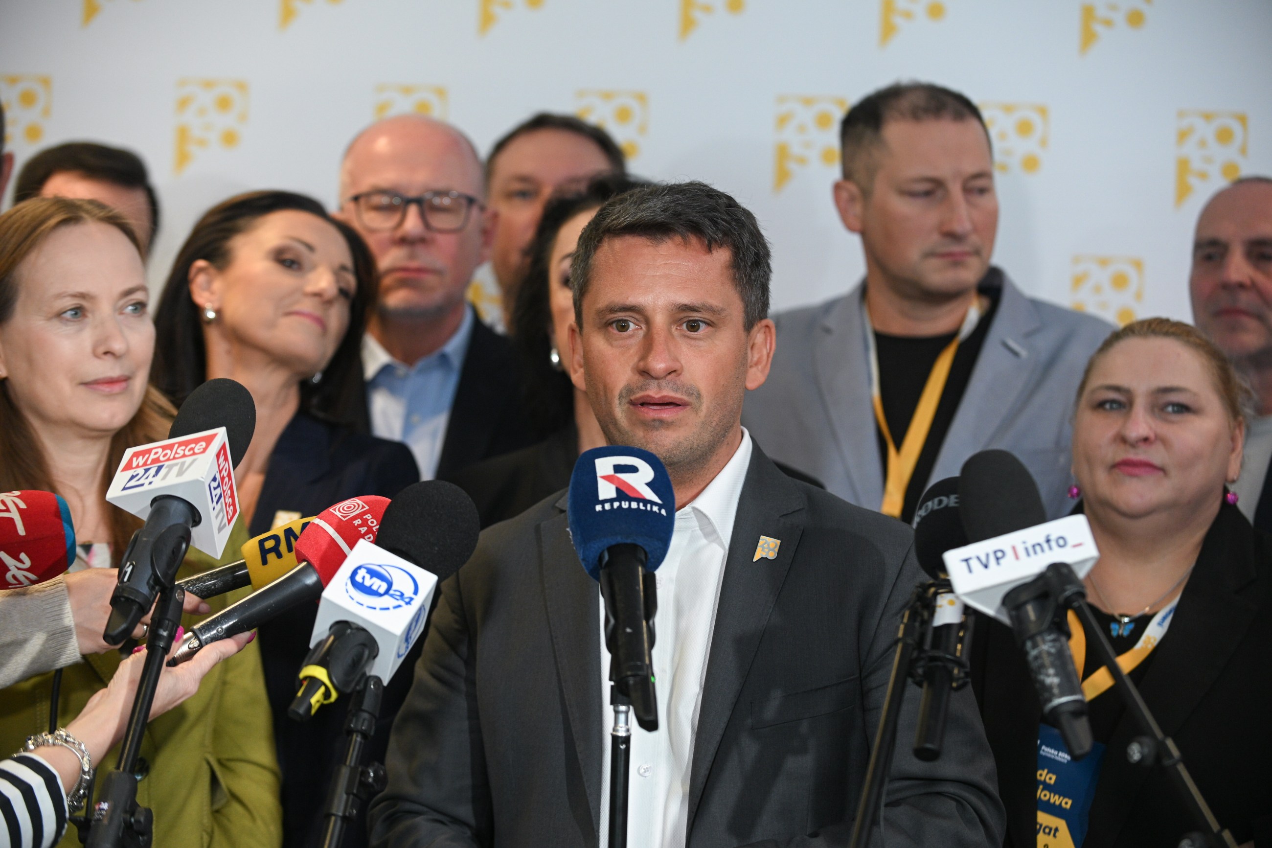 "Są takie plotki". Paweł Śliz zastąpi Szymona Hołownię?