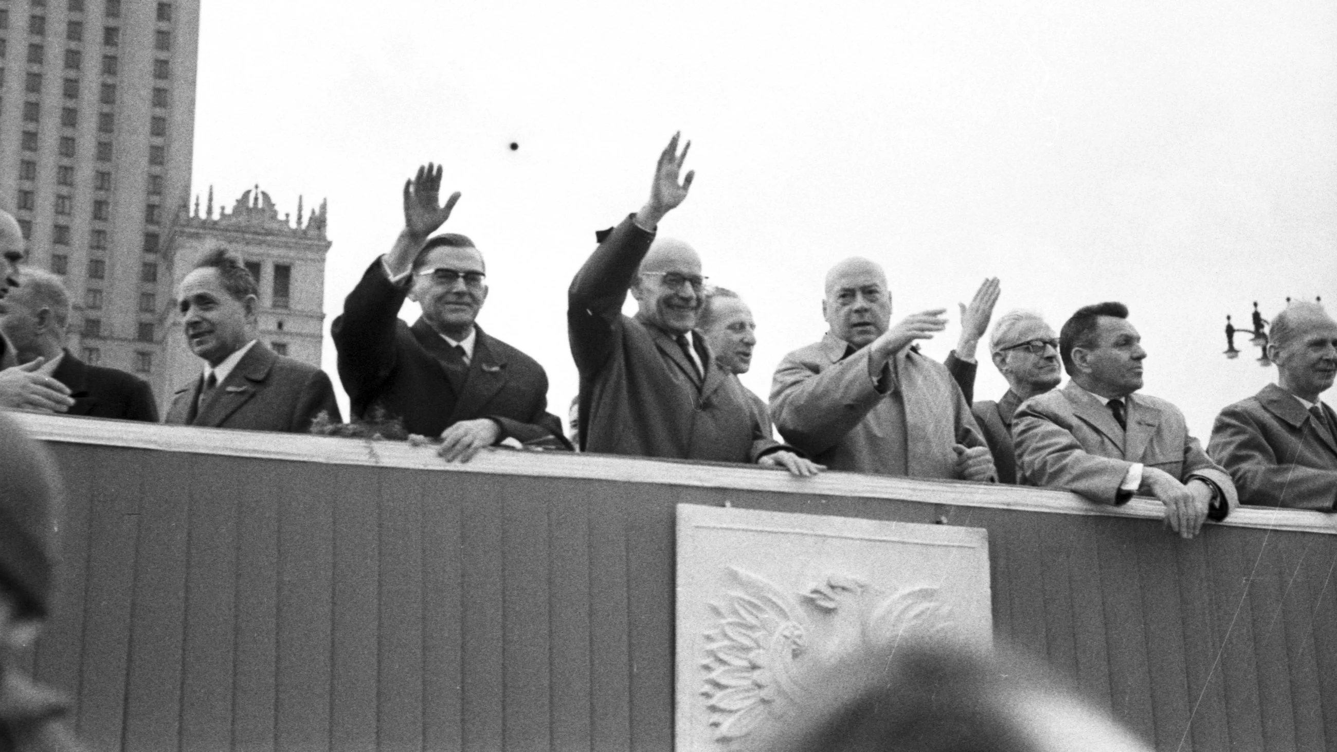 Władze PRL podczas pochodu pierwszomajowego w 1963 roku. Stoją m.in. Władysław Gomułka, Józef Cyrankiewicz