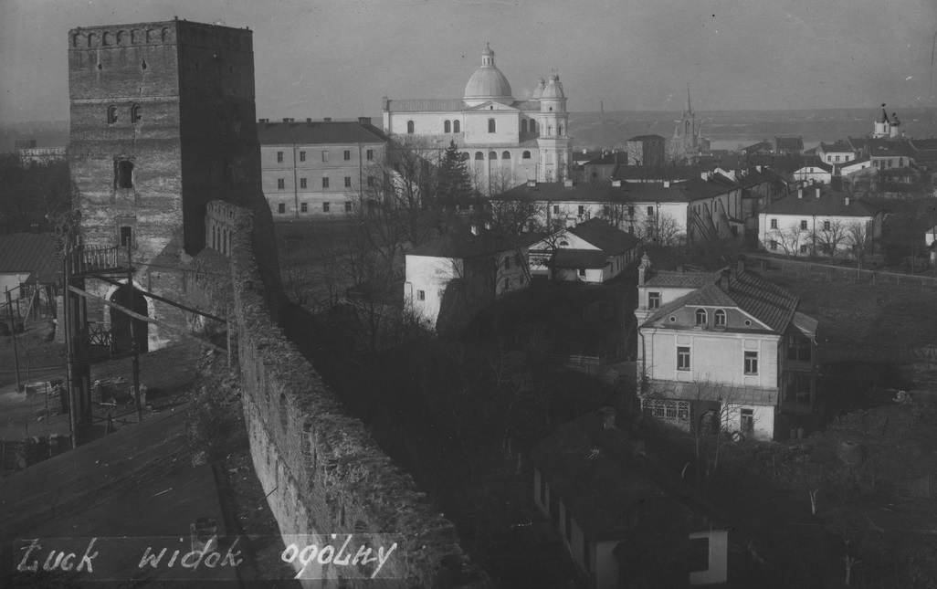 Łuck. Widok na basztę zamkową i Stare Miasto. Fot: NAC