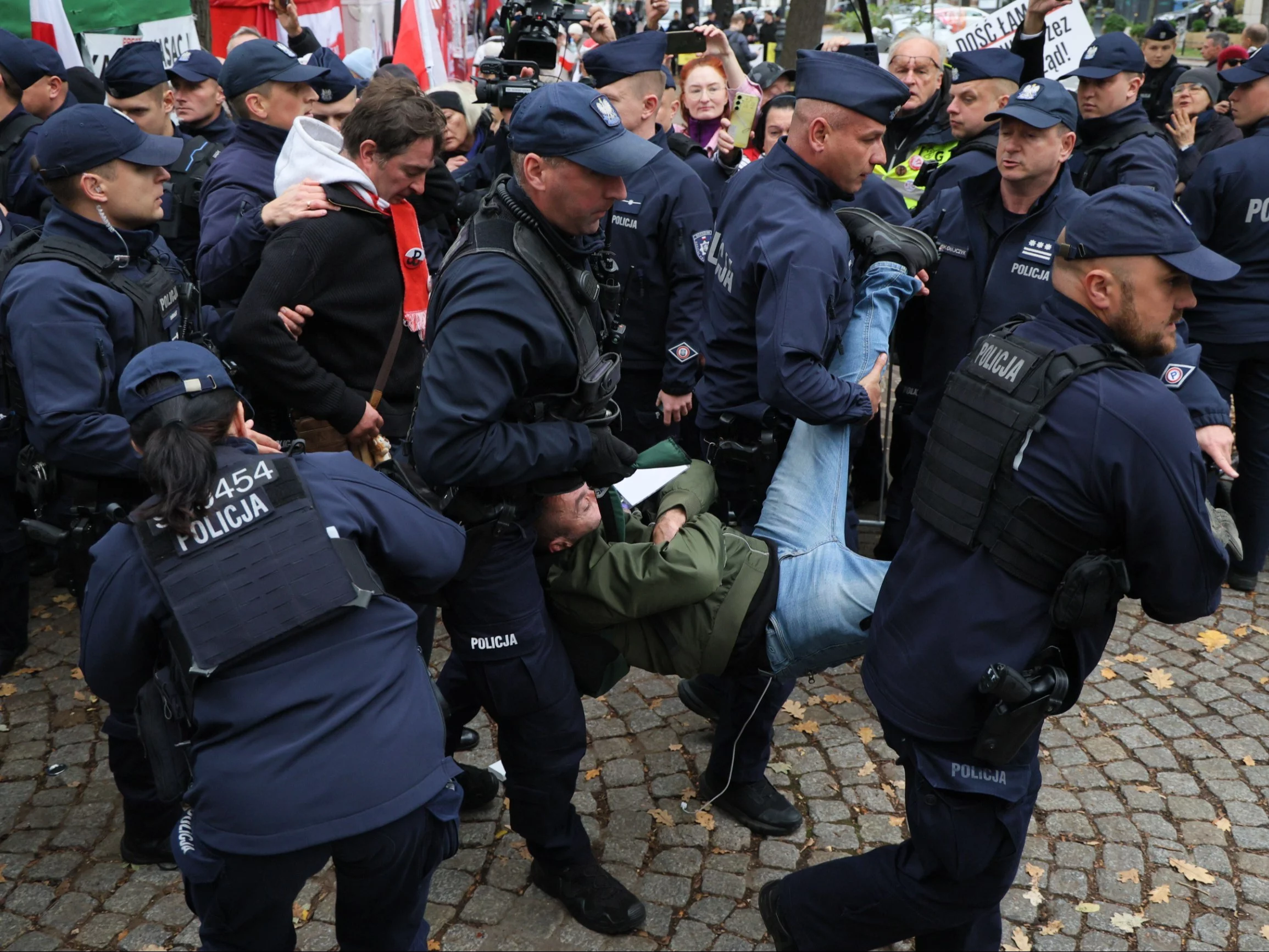 Warszawa, 14.10.2026. Starcia protestujących z policją przed siedzibą Trybunału Konstytucyjnego w Warszawie