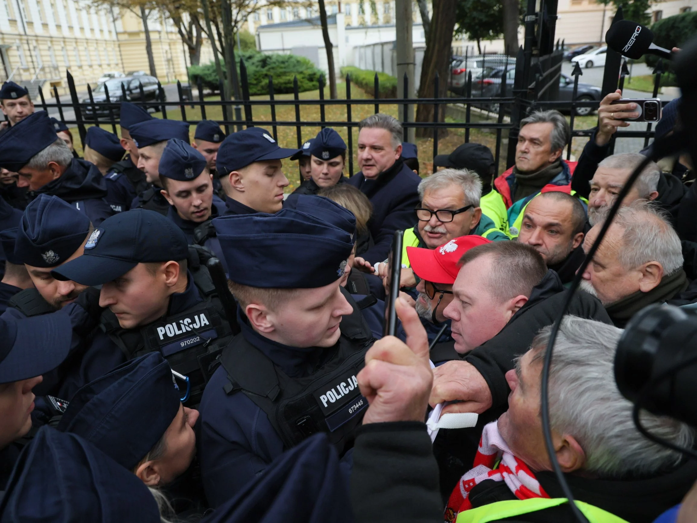 Protestujący i policja przed siedzibą Trybunału Konstytucyjnego