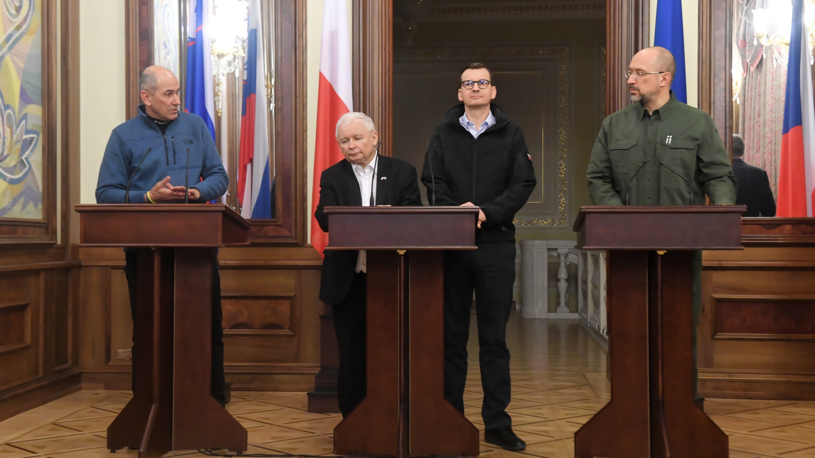 Premier RP Mateusz Morawiecki (2P), premier Słowenii Janez Jansza (L), premier Ukrainy Denys Szmyhal (P) oraz wicepremier, prezes PiS Jarosław Kaczyński (2L)