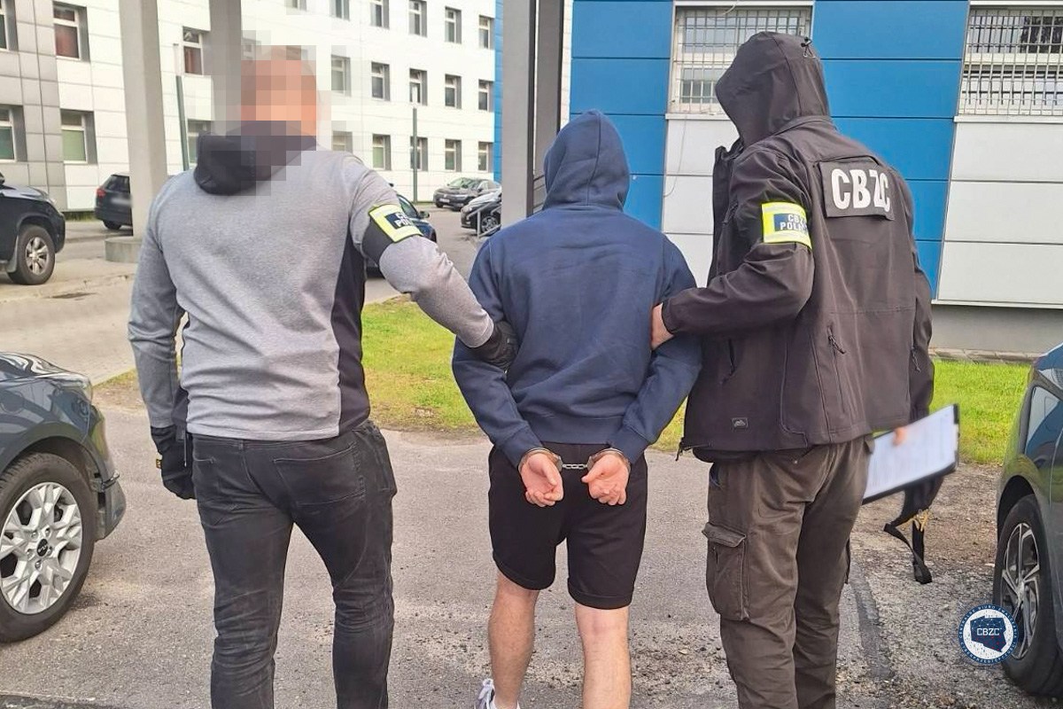 Policjanci Centralnego Biura Zwalczania Cyberprzestępczości rozbili grupę przestępczą, której członkowie dzwonili do osób pokrzywdzonych podając się za pracownika banku a następnie nakłaniali ich do wpłaty pieniędzy na rzekomo bezpieczne konta bankowe