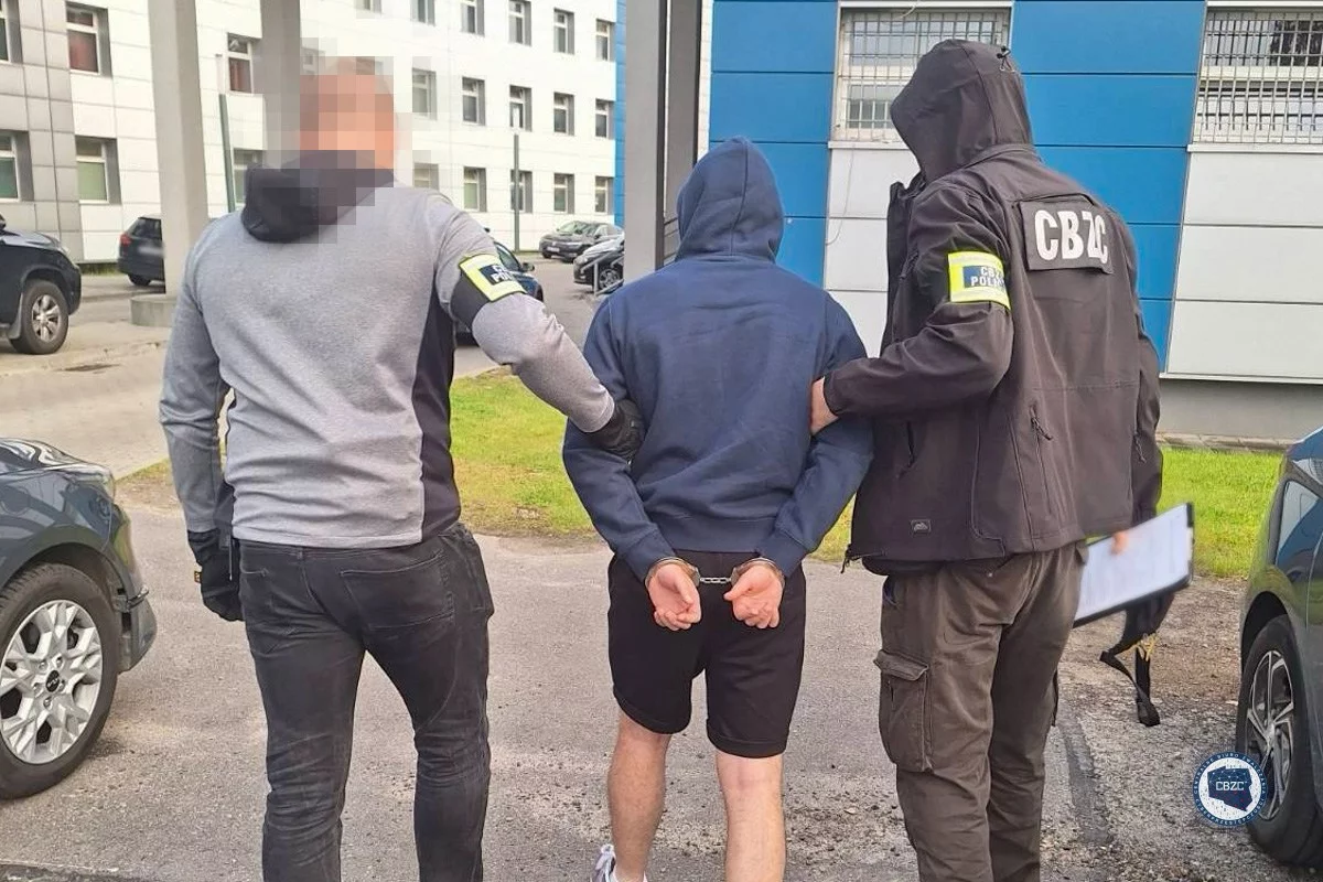 Policjanci Centralnego Biura Zwalczania Cyberprzestępczości rozbili grupę przestępczą, której członkowie dzwonili do osób pokrzywdzonych podając się za pracownika banku a następnie nakłaniali ich do wpłaty pieniędzy na rzekomo bezpieczne konta bankowe