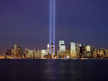 Słupy światła symbolizujące dwie wieże World Trade Center
