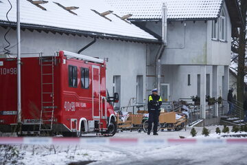 Służby na miejscu pożaru hospicjum w Chojnicach