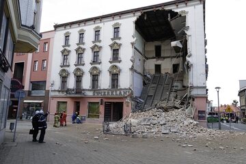 Służby na miejscu zdarzenia w Rybniku, gdzie zawaliła się frontowa ściana remontowanej, czteropiętrowej kamienicy