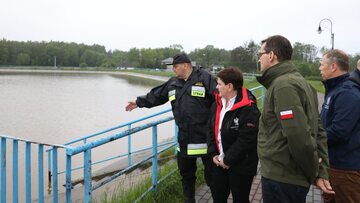 Służby ratownicze zdają raport na temat sytuacji w zagrożonym regionie premierowi Morawieckiemu i wiecepremier Szydło.