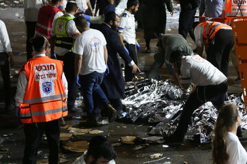 Służby ratunkowe na miejscu tragedii w Izraelu