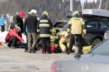 Służby ratunkowe na miejscu wypadku w Bukowinie Tatrzańskiej