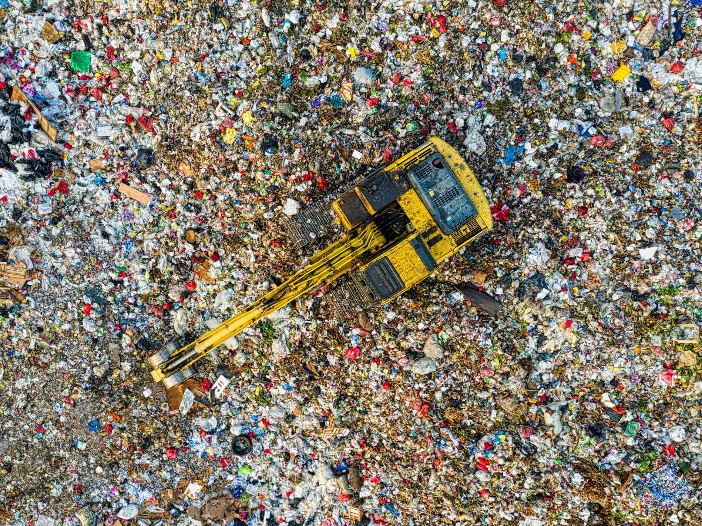 Koparka na wysypisku śmieci