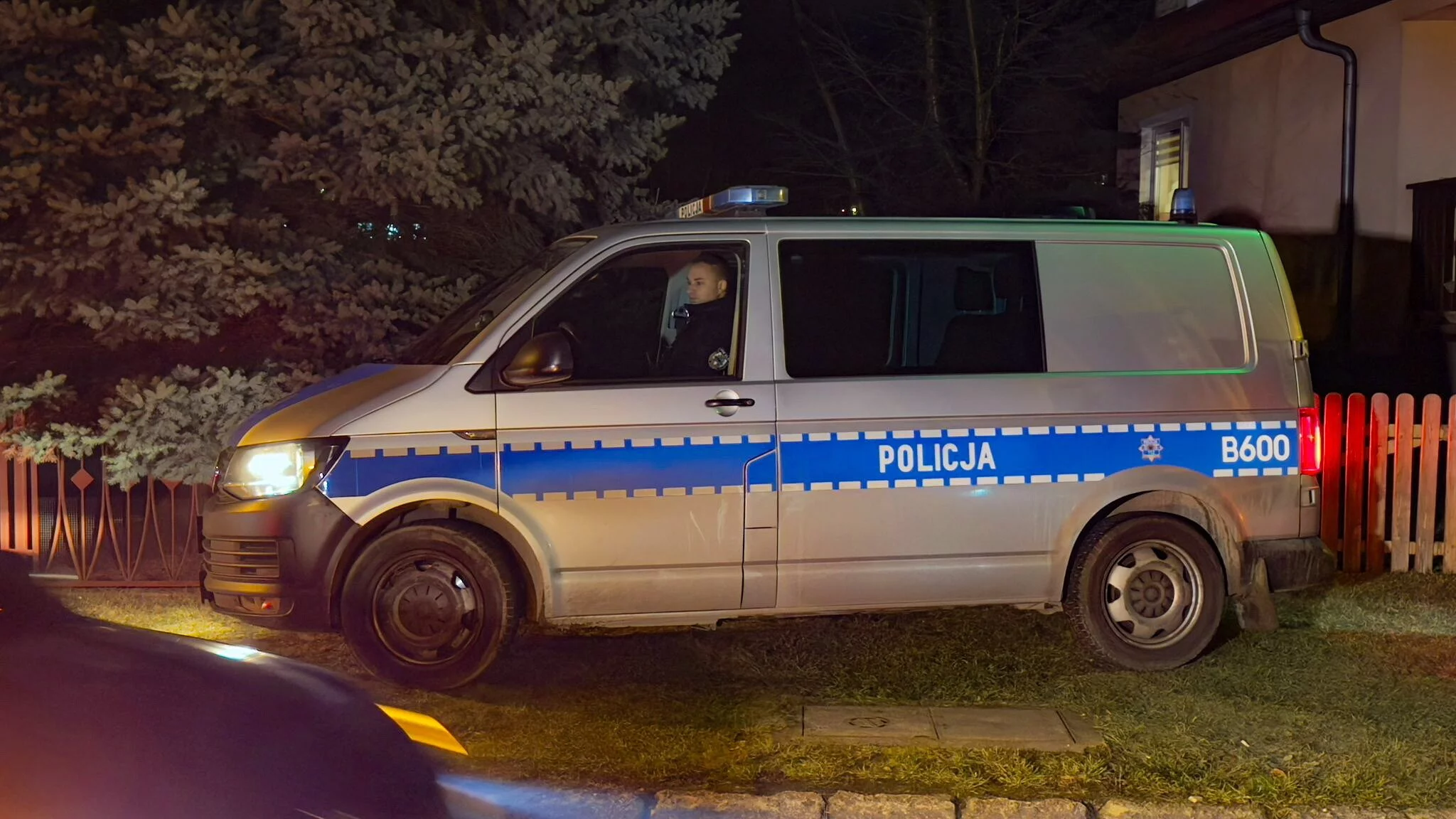 Jelenia Góra. Policja na miejscu, gdzie znaleziono zwłoki 12-letniej dziewczynki