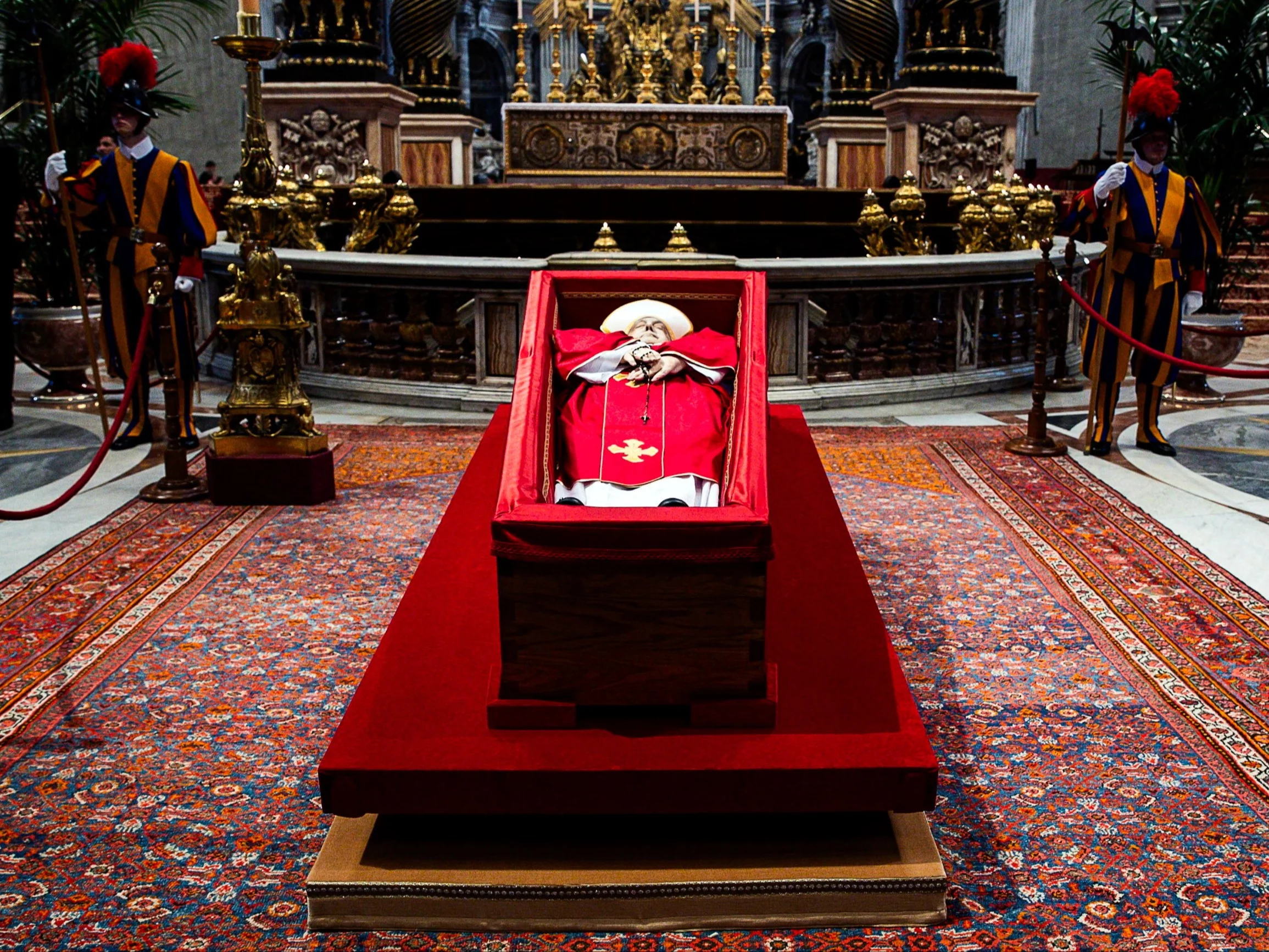 Trumna z ciałem papieża Franciszka w Bazylice św. Piotra