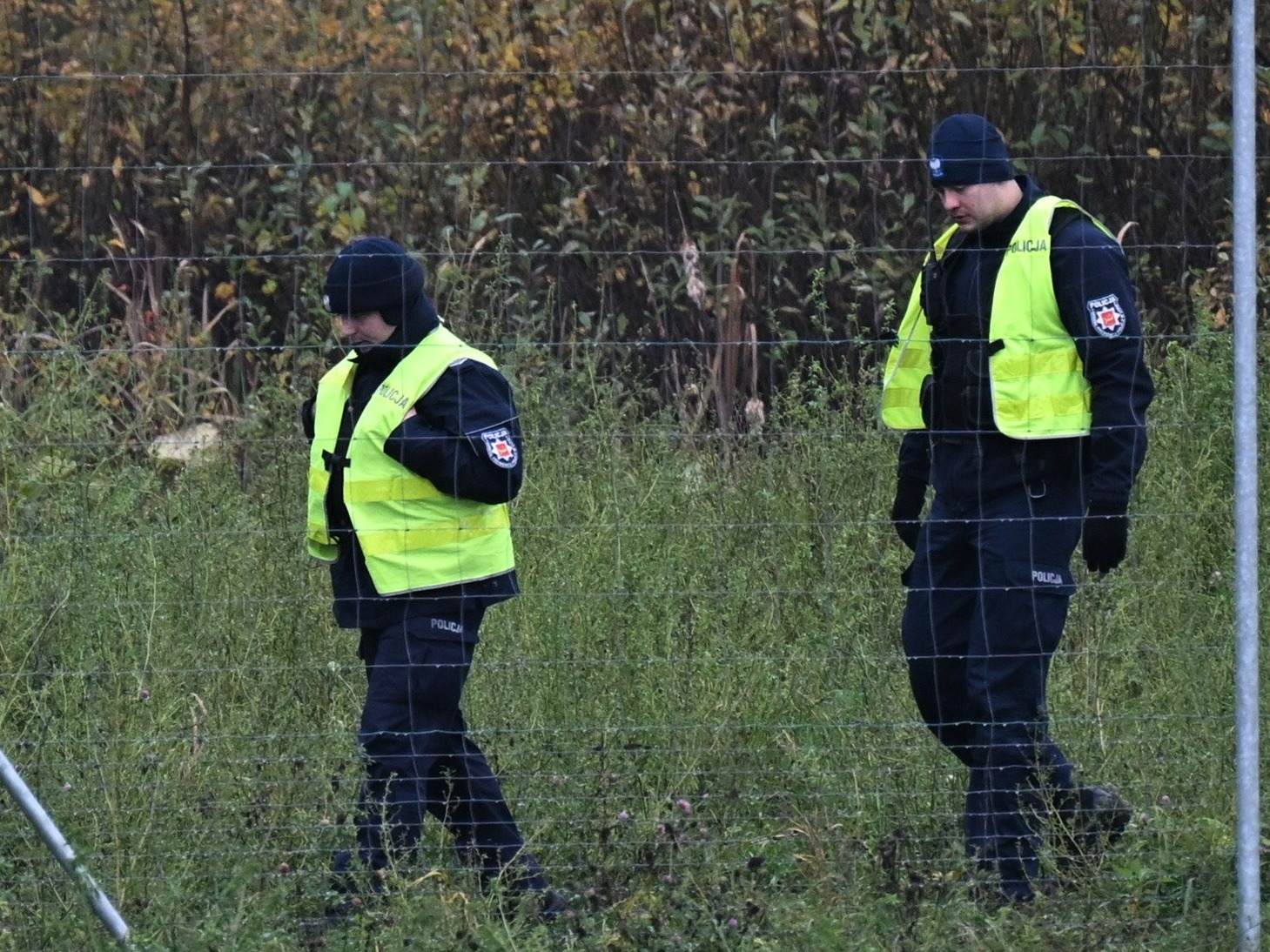 Funkcjonariusze służb w okolicach zbiornika wodnego Lepusz w otulinie Trójmiejskiego Parku Krajobrazowego