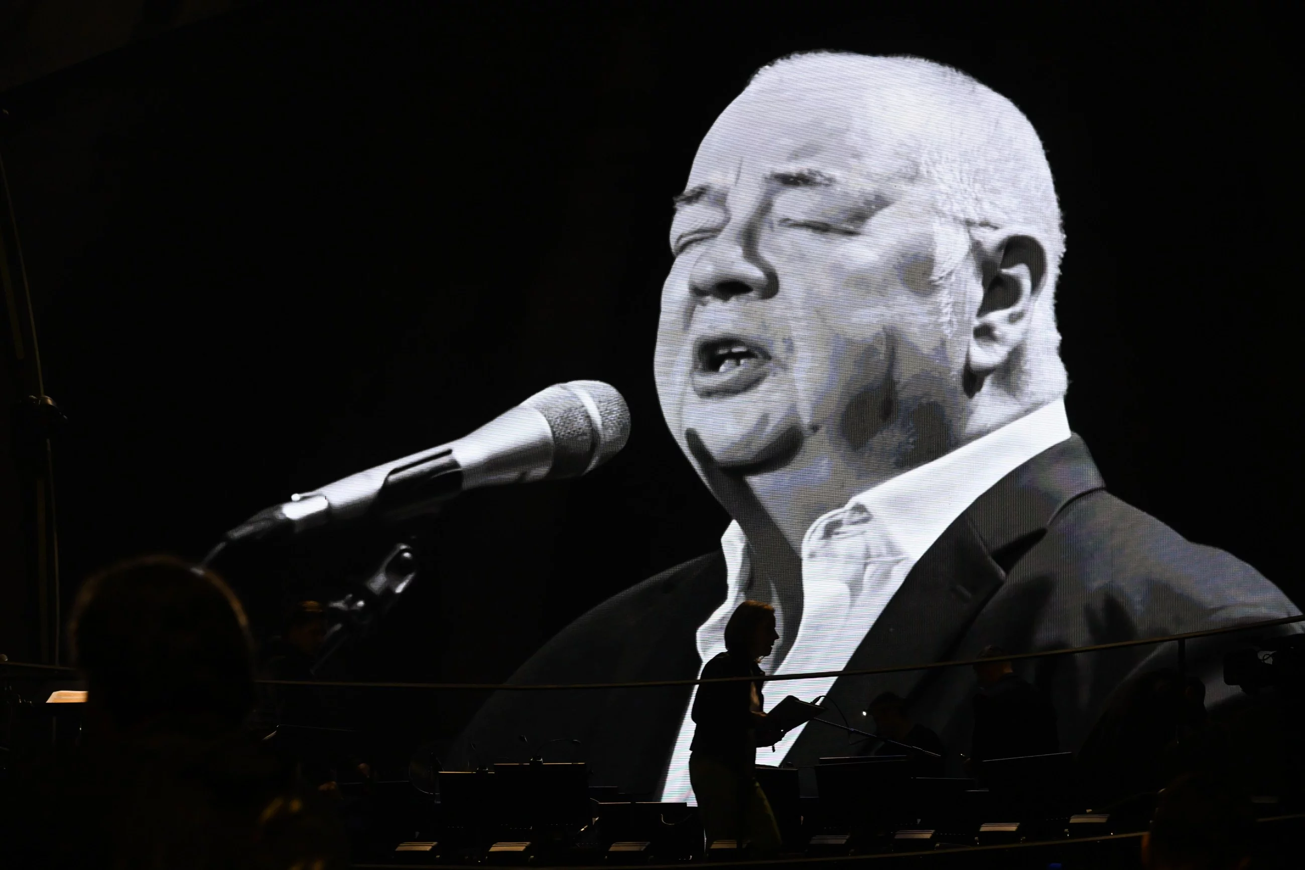 Zdjęcie Stanisława Soyki wyświetlane podczas koncertu "Orkiestra Mistrzom" w Operze Leśnej w Sopocie