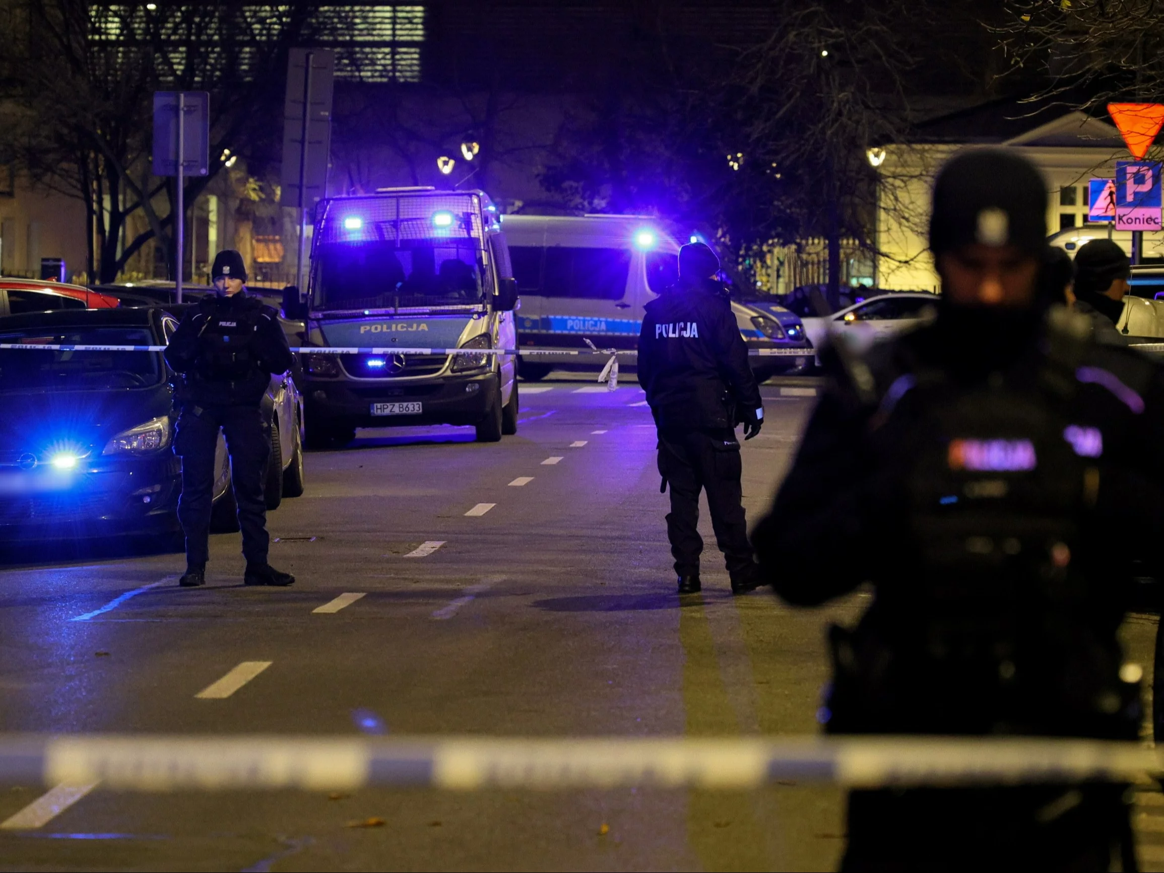 Policja przed budynkiem przy ul. Inżynierskiej 6 na warszawskiej Pradze