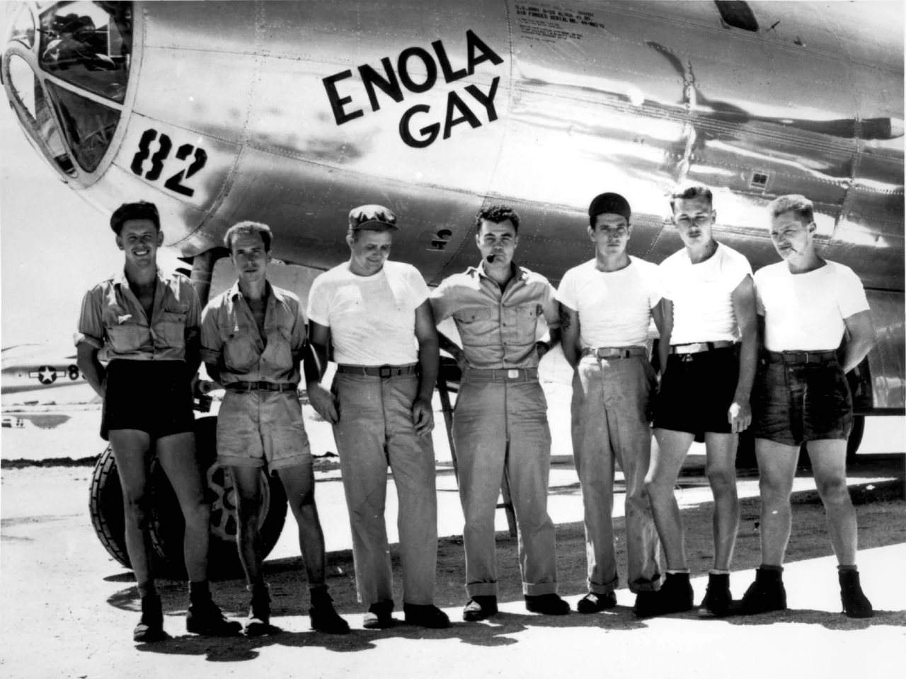 Załoga (niekompletna) Enola Gay, która zrzuciła bombę na Hiroszimę, na tle swojego B-29