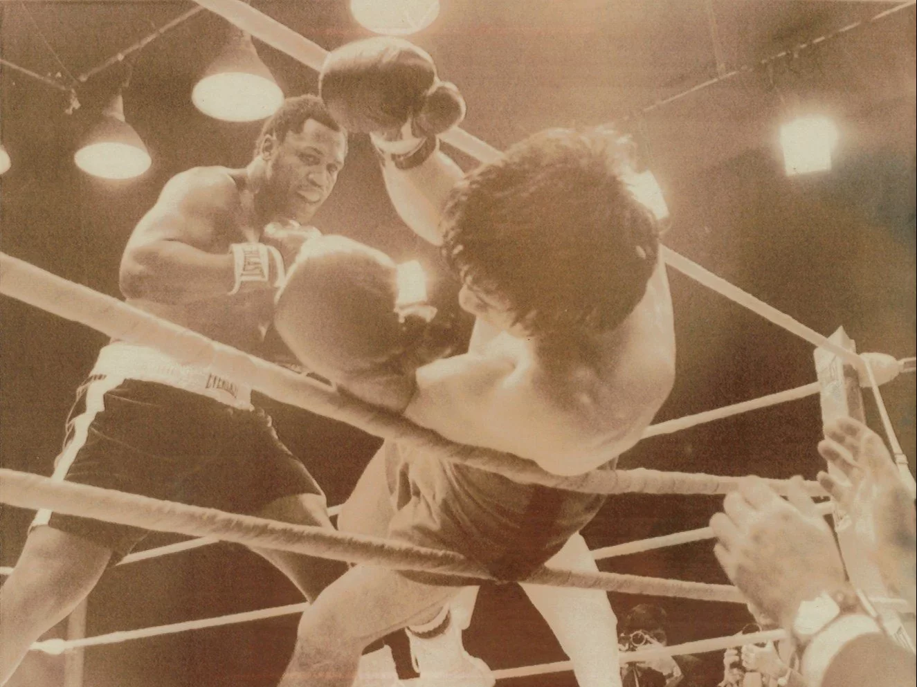 Joe Frazier nokautuje Terry'ego Daniels Through Ropes'a