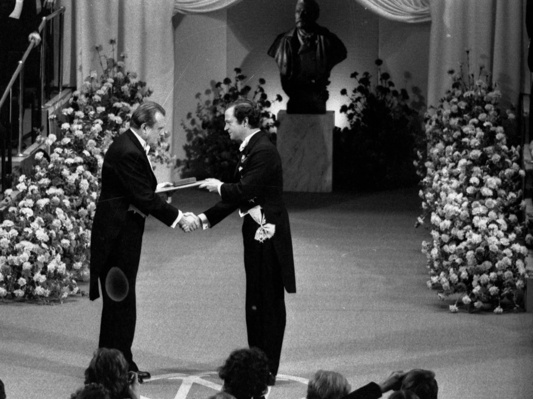 Czesław Miłosz (L) podczas ceremonii wręczenia Nagrody Nobla w dziedzinie literatury