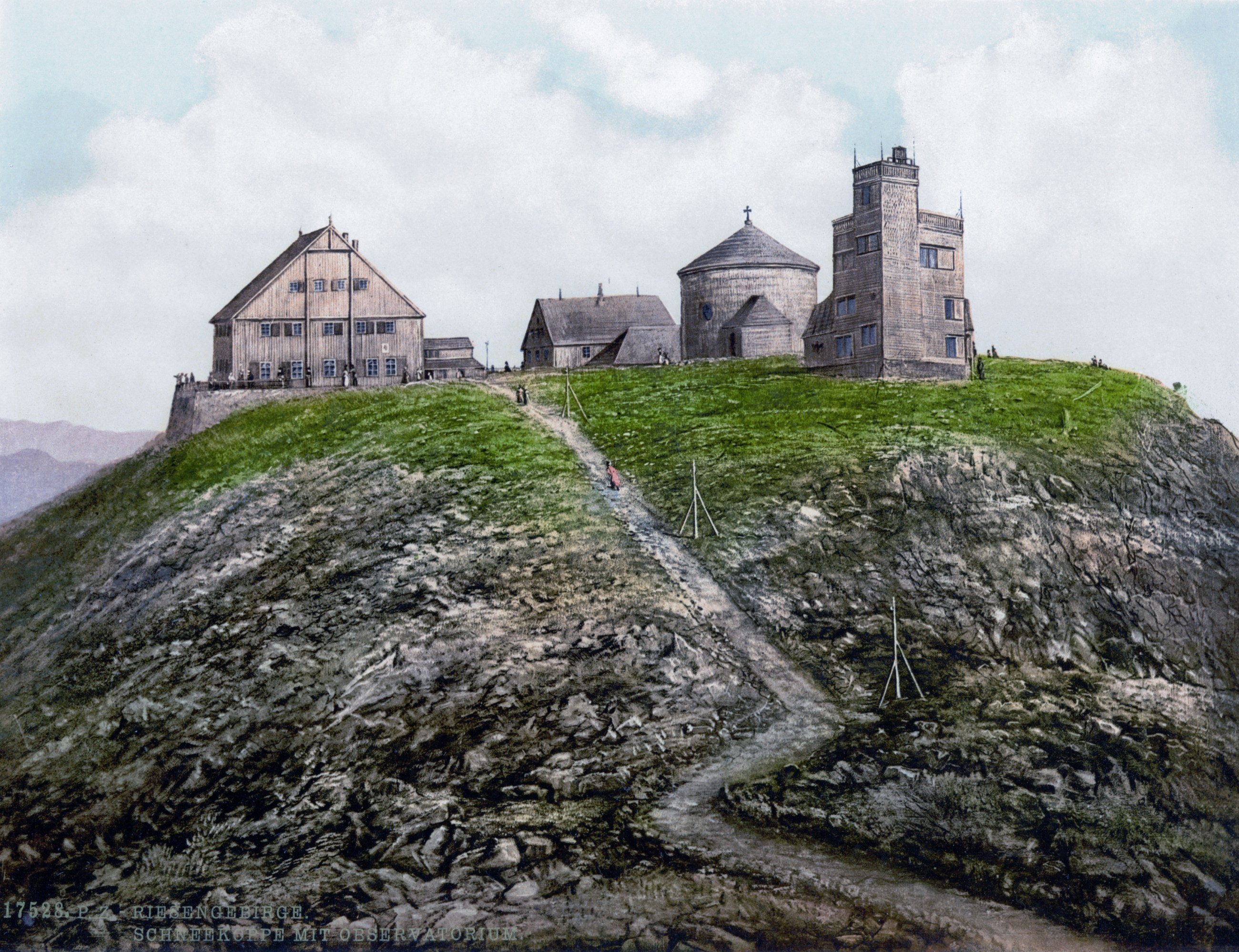 Budynki na szczycie Śnieżki w 1900 roku. Od lewej widoczne budynki schroniska, kaplica św. Wawrzyńca, obserwatorium meteorologiczne