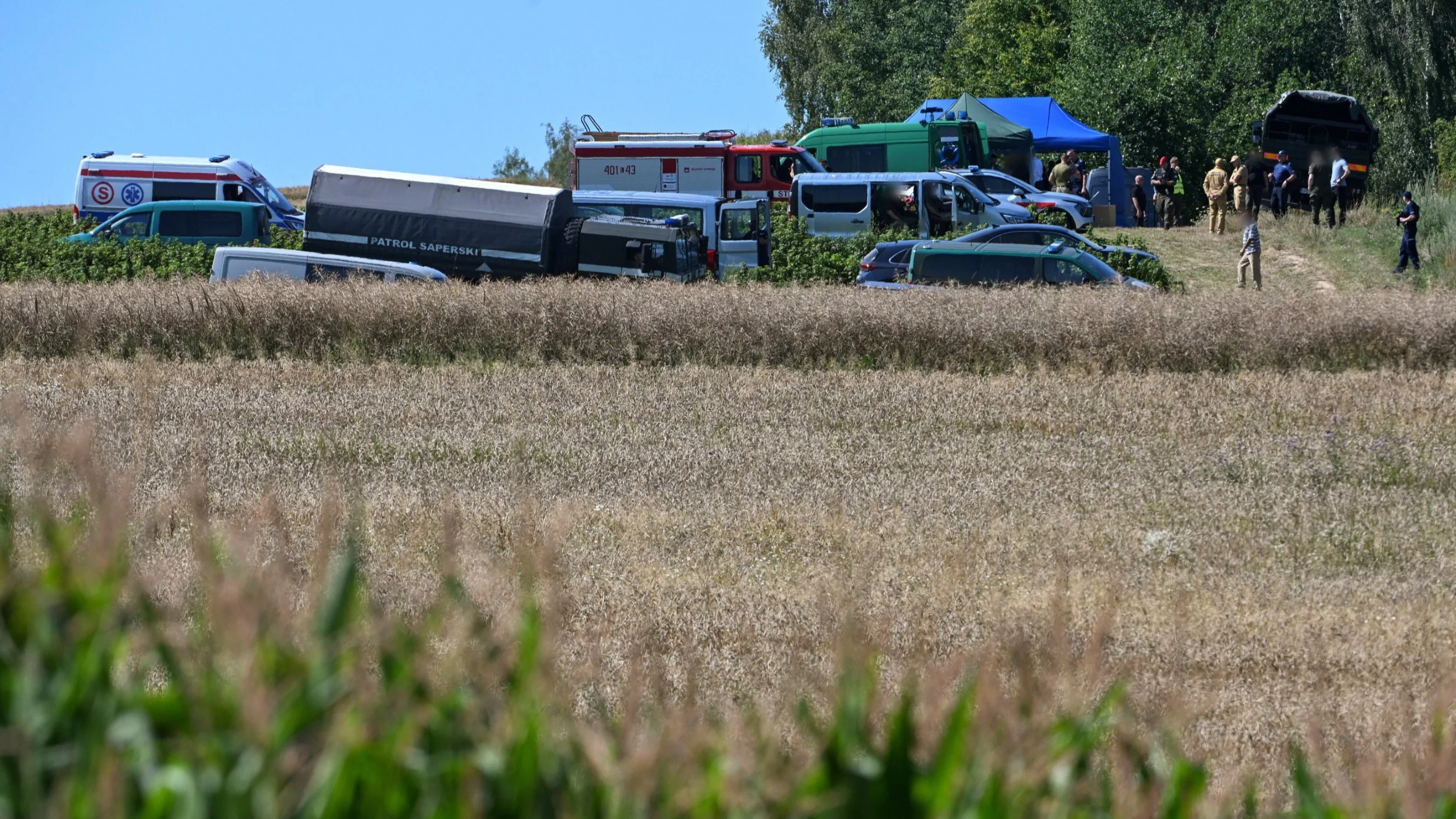 Służby w miejscu upadku obiektu w okolicach miejscowości Tarnawa-Kolonia