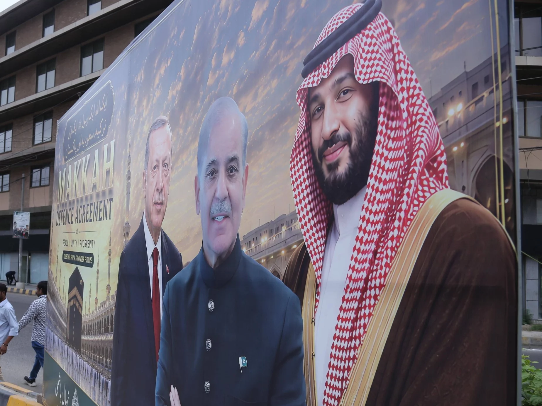 W Karaczi w Pakistanie znajduje się billboard przedstawiający saudyjskiego następcę tronu Mohammeda bin Salmana, premiera Pakistanu Shehbaza Sharifa oraz prezydenta Turcji Recepa Tayyipa Erdoğana