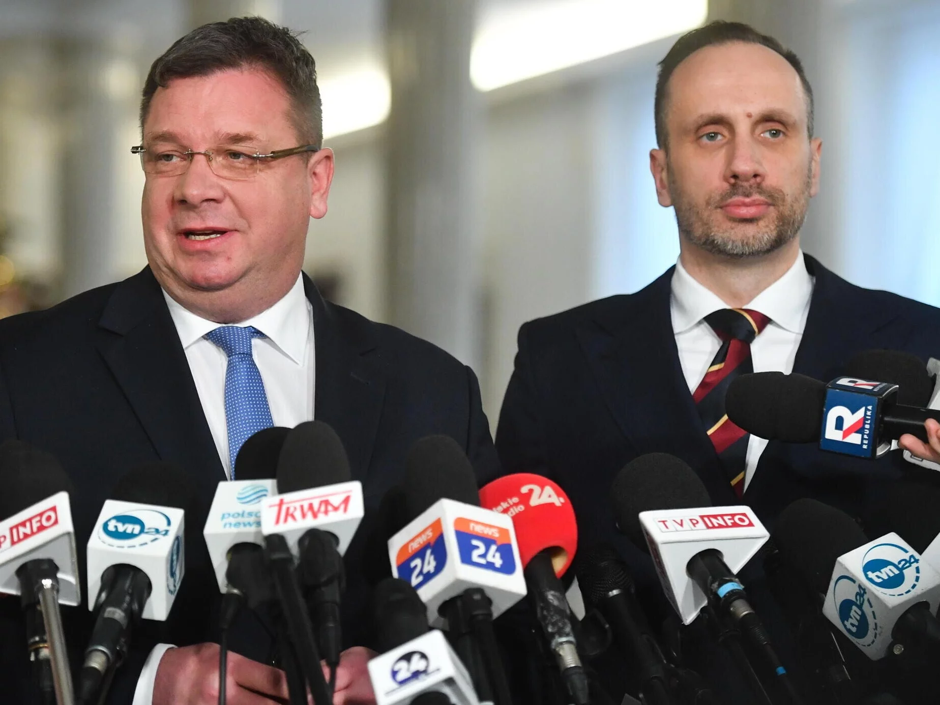 Minister-członek Rady Ministrów Michał Wójcik (L) oraz wiceminister rolnictwa i rozwoju wsi Janusz Kowalski