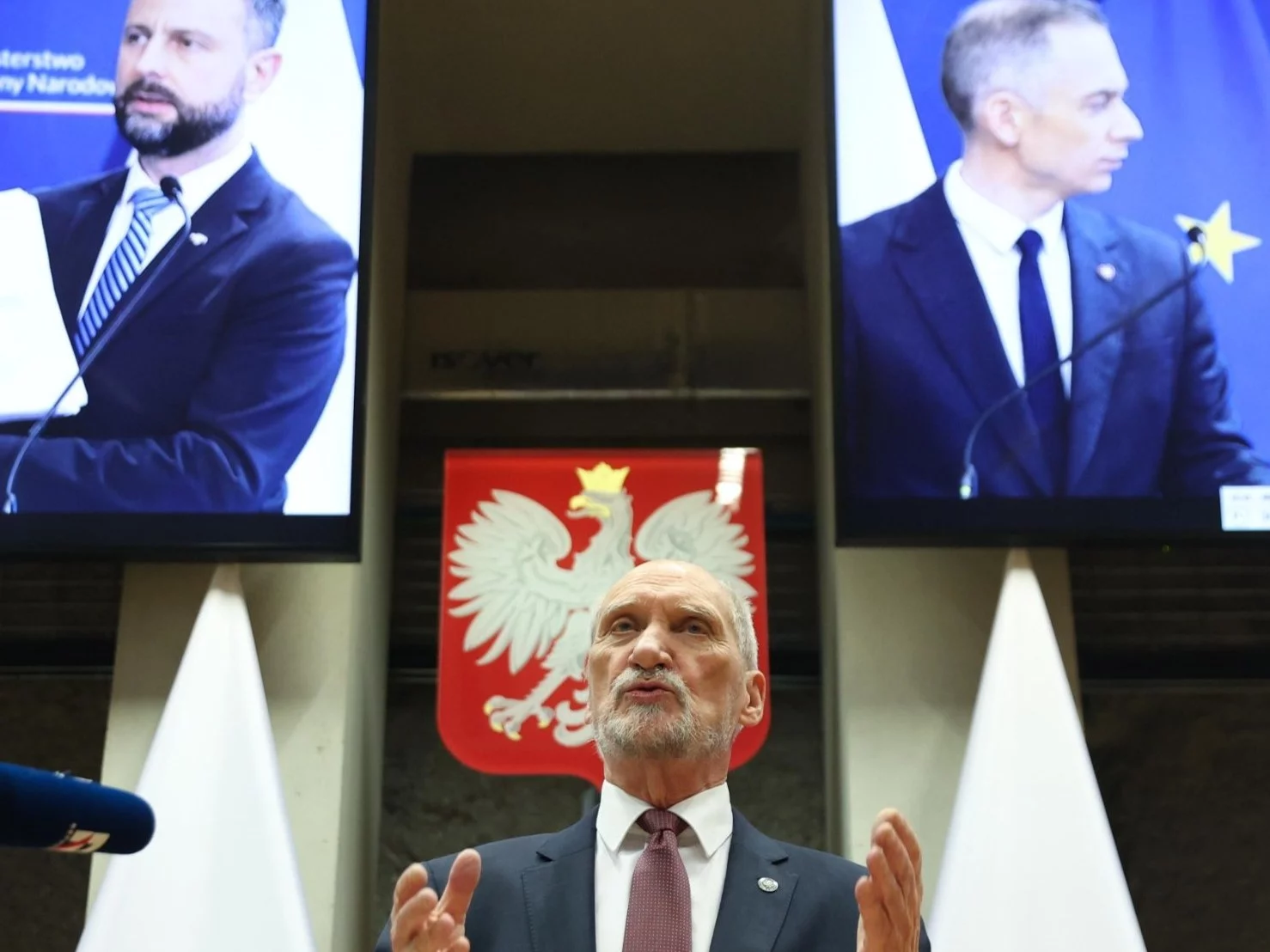 Poseł PiS, były przewodniczący podkomisji smoleńskiej Antoni Macierewicz (L) oraz były członek podkomisji Wojciech Fabianowski (P)