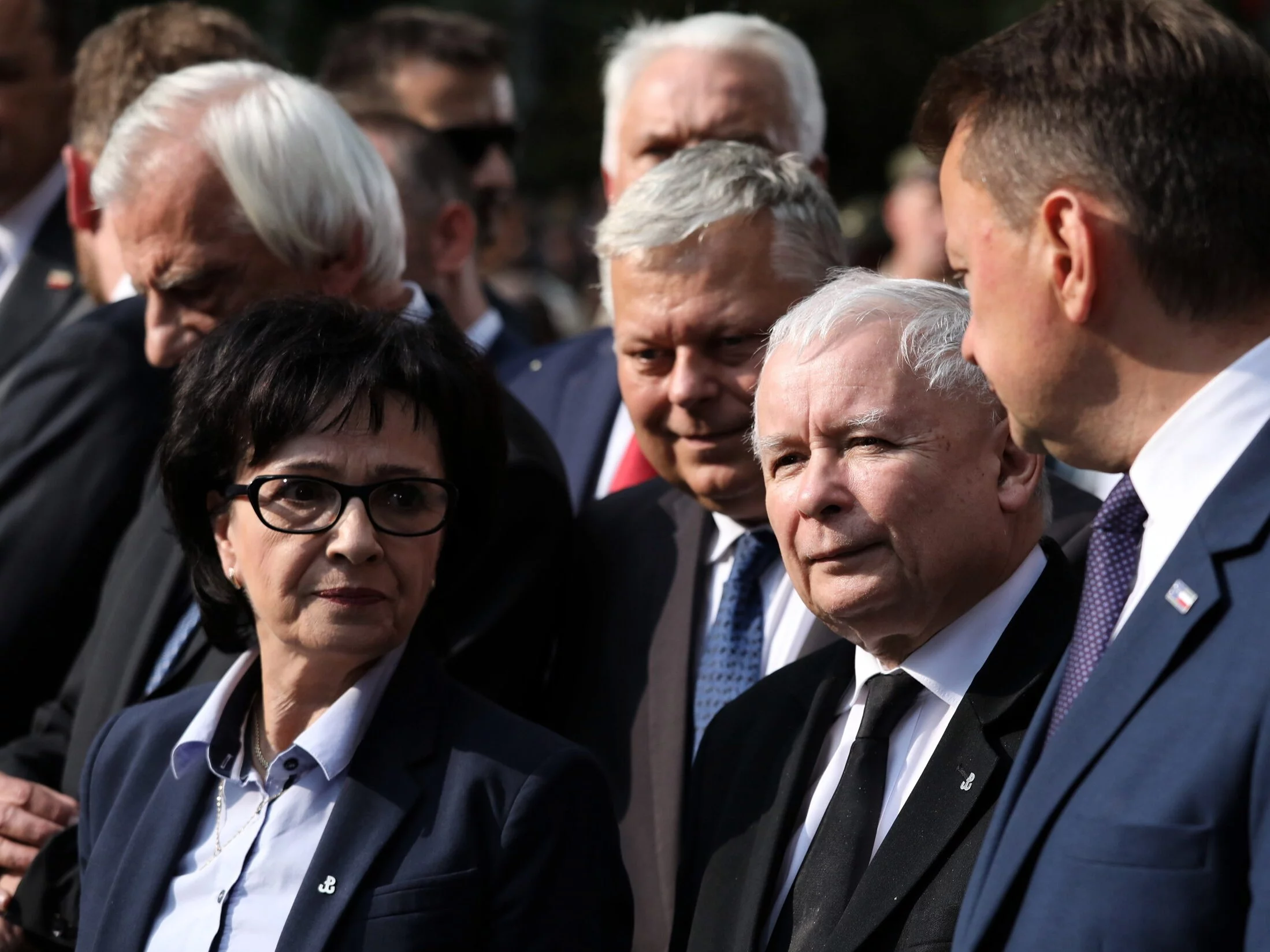 Od lewej: Elżbieta Witek, Marek Suski, prezes PiS Jarosław Kaczyński, Mariusz Błaszczak i Stanisław Karczewski przed pomnikiem Gloria Victis