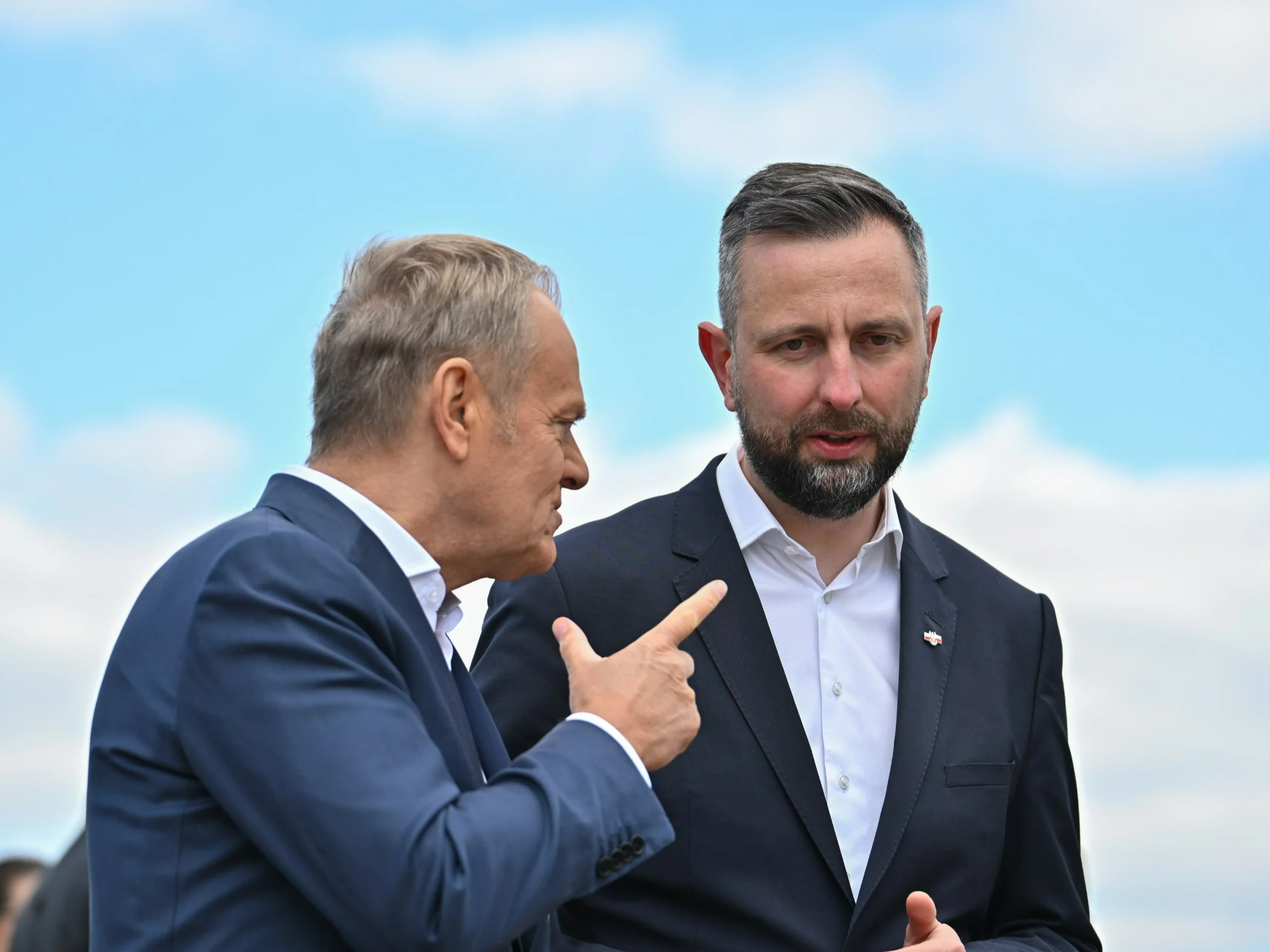 Premier Donald Tusk (L) oraz wicepremier, minister obrony narodowej Władysław Kosiniak-Kamysz