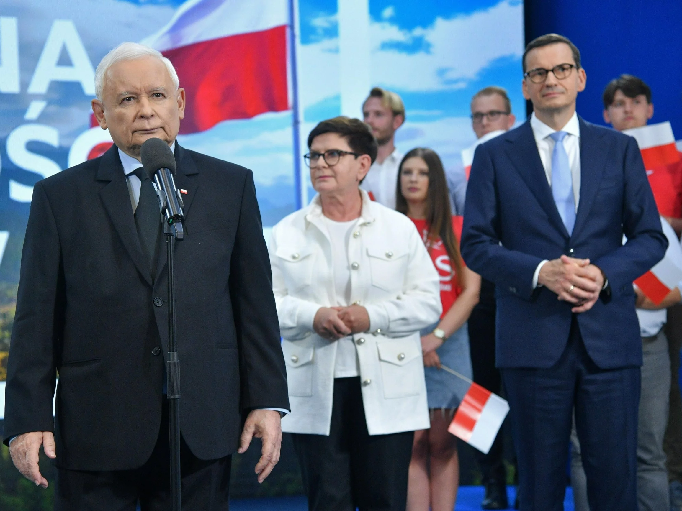 Prezes PiS Jarosław Kaczyński (L), b. premier Mateusz Morawiecki (P) oraz europosłanka Beata Szydło