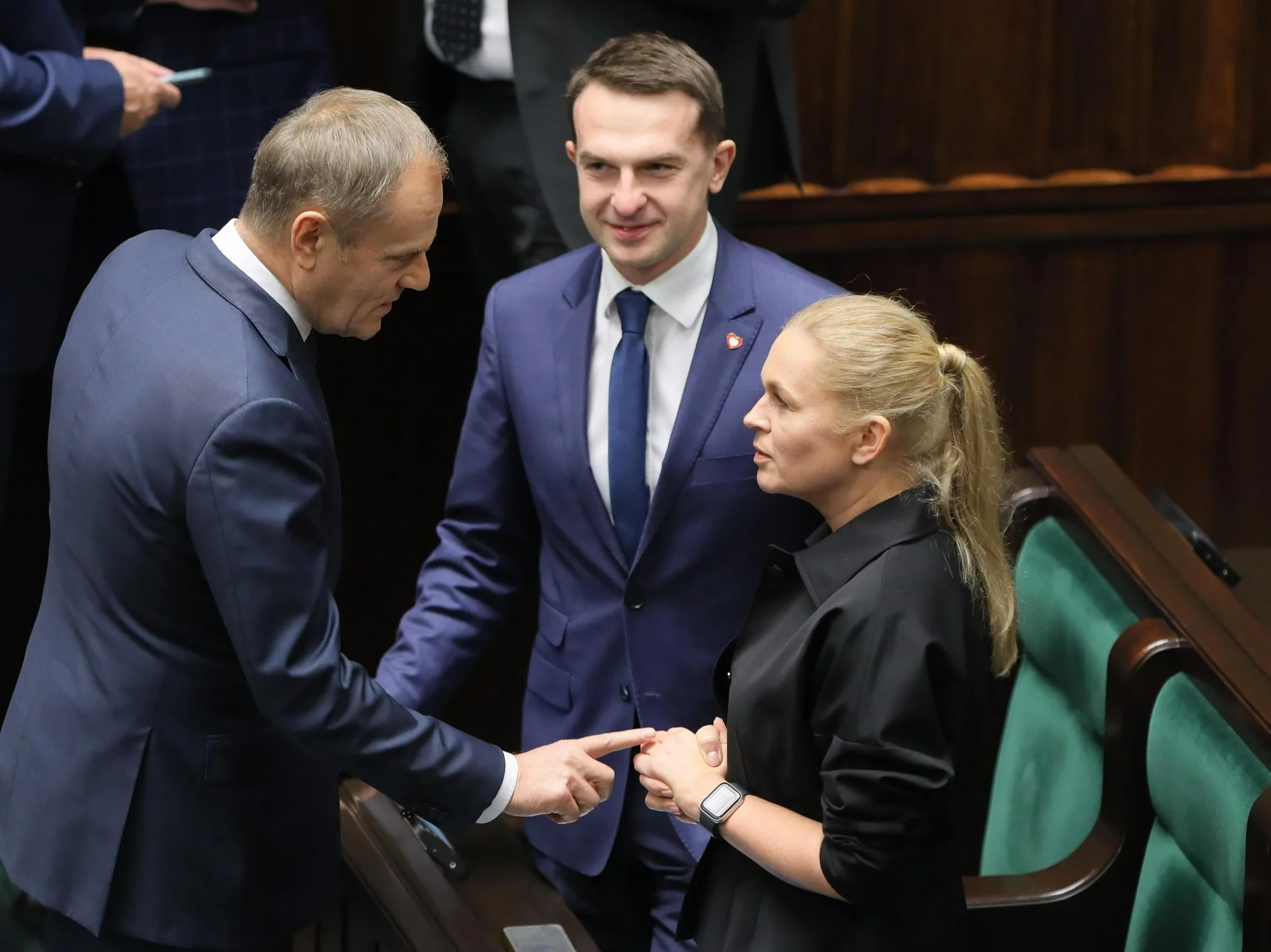 Premier Donald Tusk (L) oraz posłowie KO Adam Szłapka (C) i Barbara Nowacka (P) na sali obrad Sejmu w Warszawie