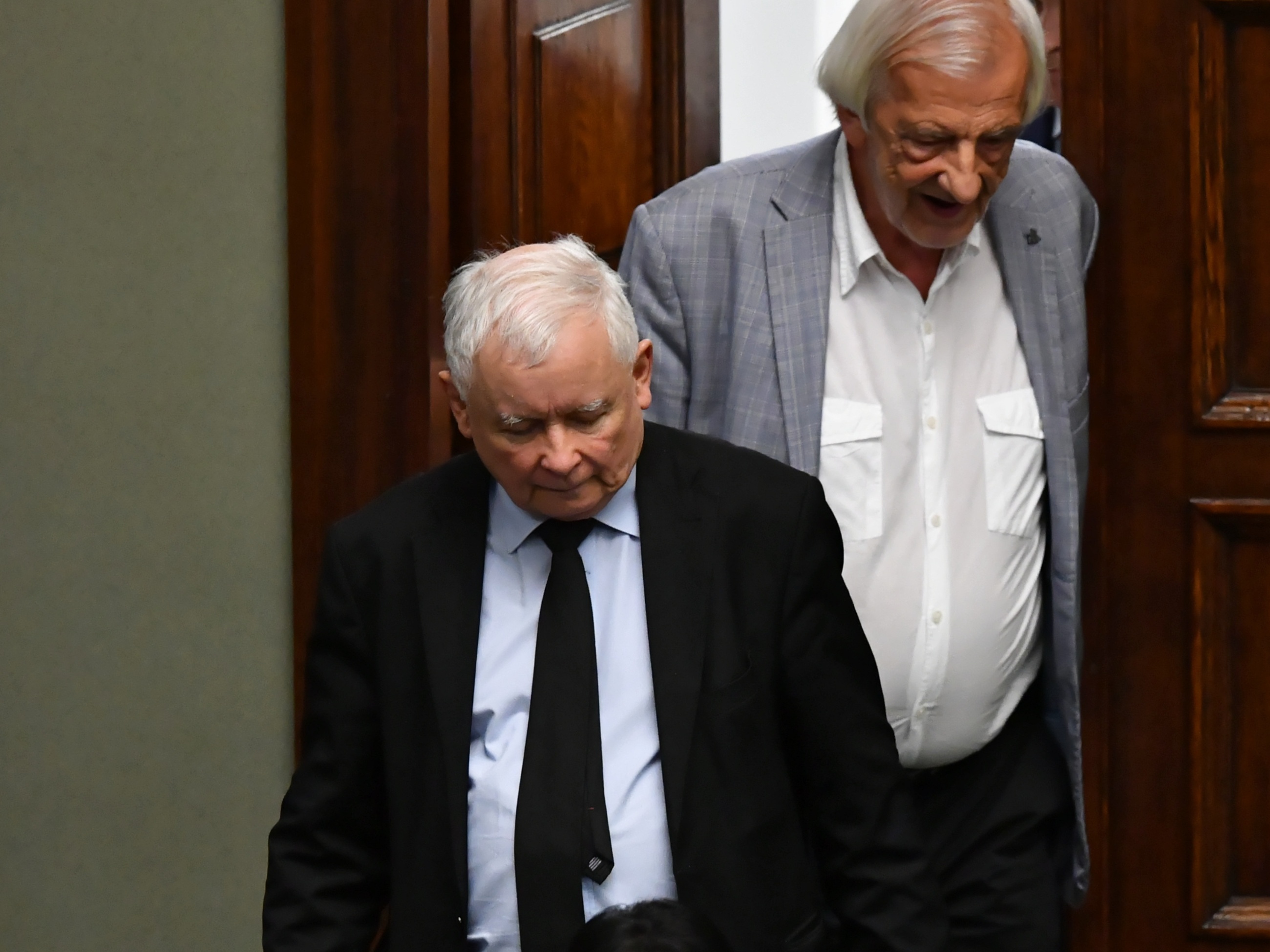 Prezes PiS Jarosław Kaczyński (L) i wicemarszałek Sejmu Ryszard Terlecki (P) na sali obrad Sejmu