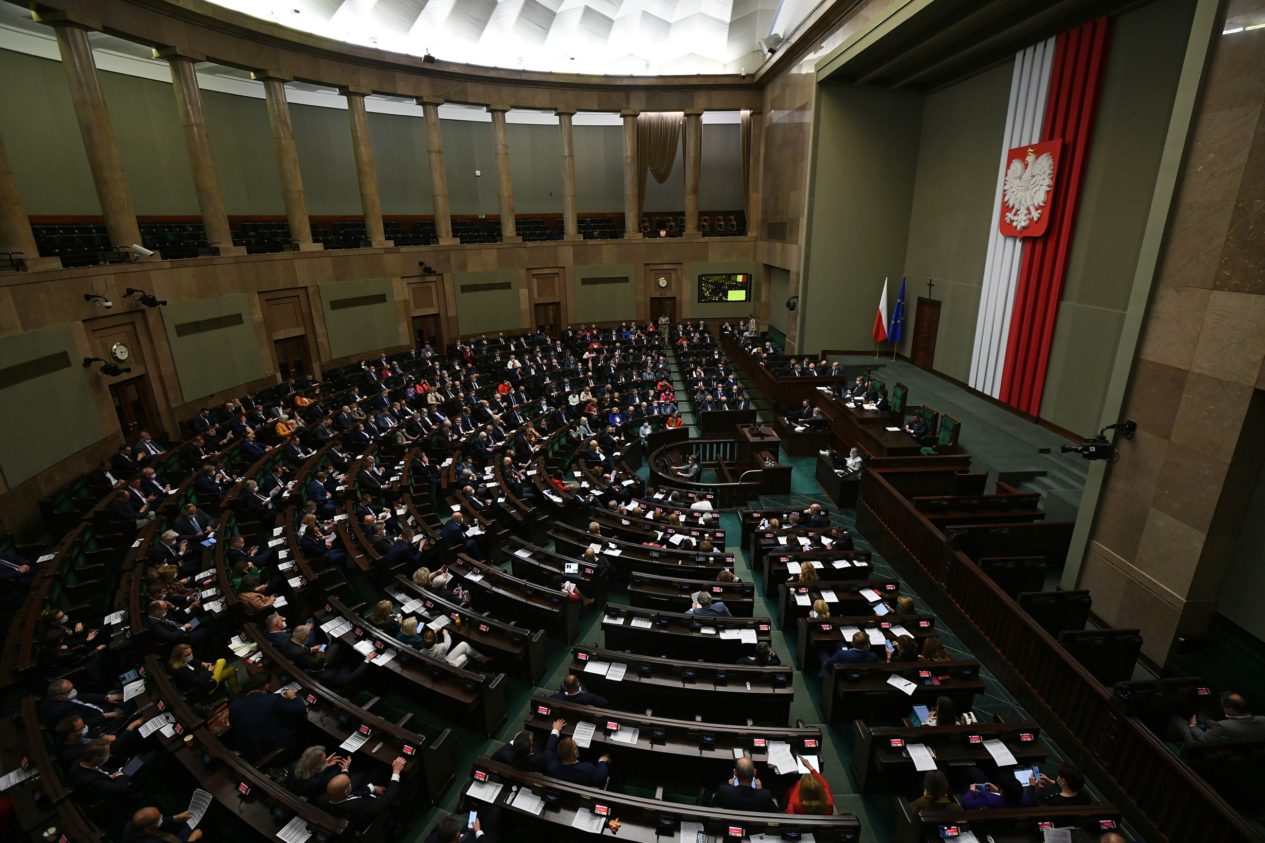 Posłowie na sali plenarnej Sejmu w Warszawie