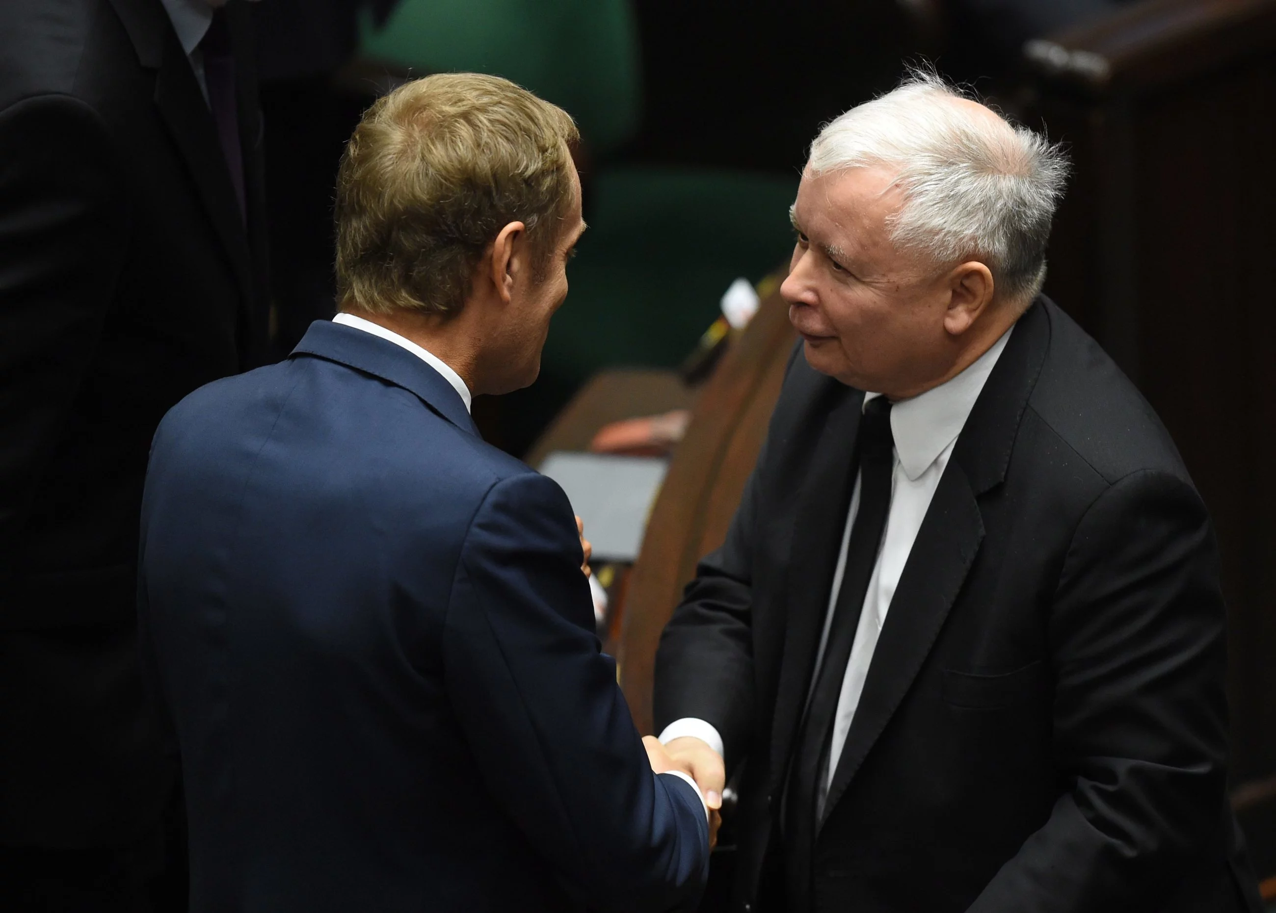 Donald Tusk (L) i Jarosław Kaczyński (P) w Sejmie