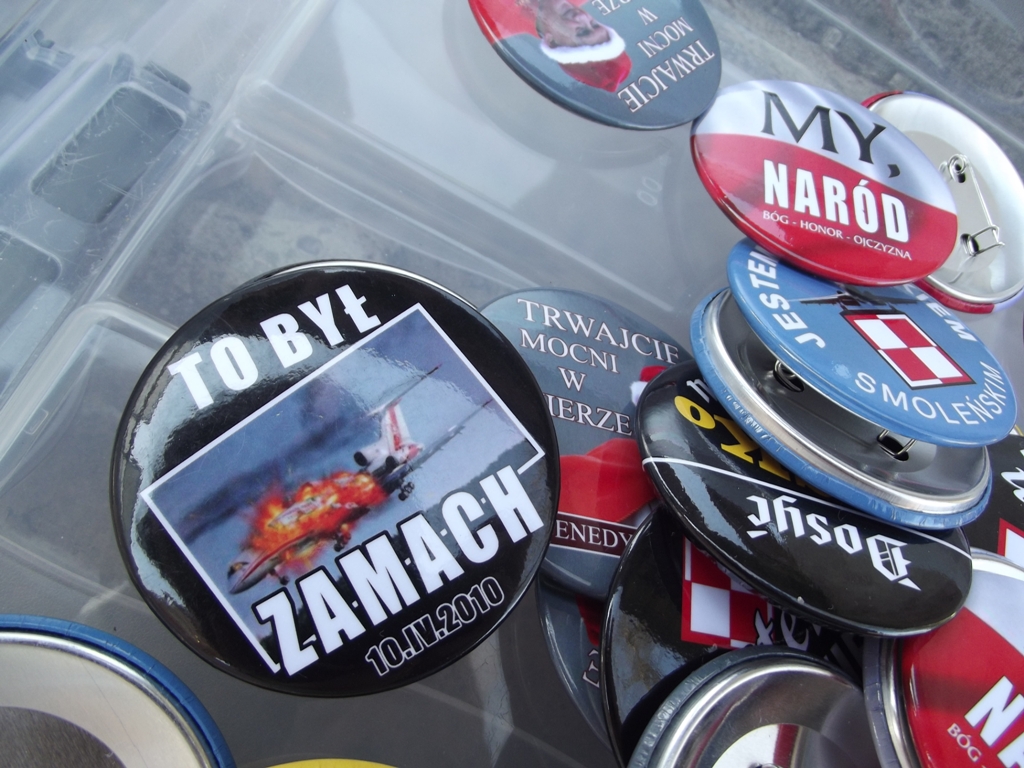 Plakietki rozprowadzane w Krakowie podczas obchodów 3. rocznicy katastrofy smoleńskiej