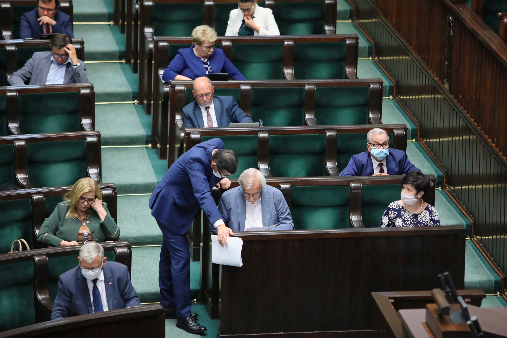 Premier Mateusz Morawiecki (C-L) oraz wicemarszałek Sejmu Ryszard Terlecki (C-P) podczas obrad Sejmu.