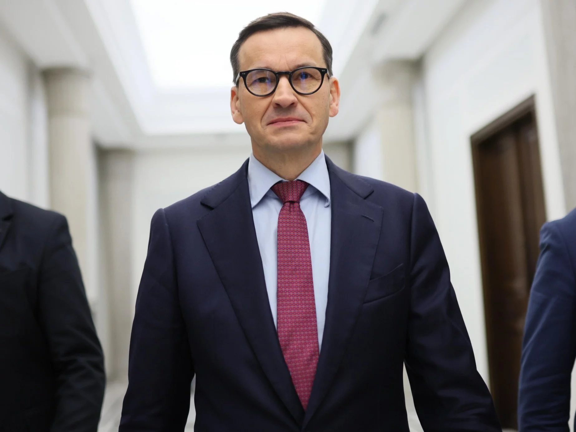 Wiceprezes PiS Mateusz Morawiecki (C) i poseł PiS Szymon Szynkowski vel Sęk (P)