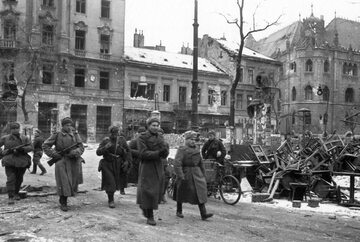 Sowieccy żołnierze w Budapeszcie, 1945 r.