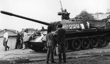 Sowiecki czołg T-54 na ulicach Pragi. Interwencja wojsk Układu Warszawskiego w Czechosłowacji, 1968