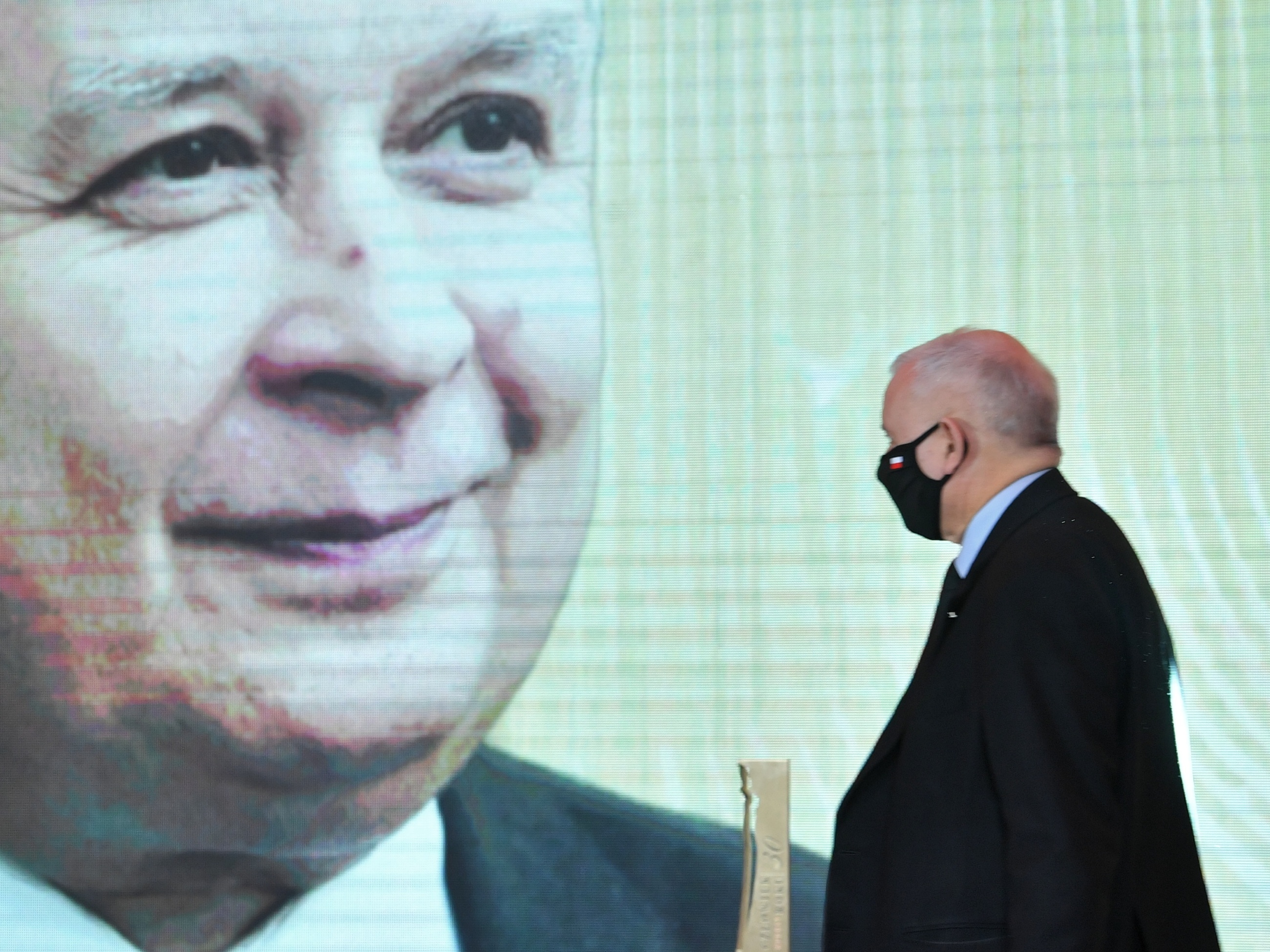 Prezes PiS Jarosław Kaczyński odebrał nagrodę Człowieka 30-lecia w imieniu swojego zmarłego brata, prezydenta RP Lecha Kaczyńskiego, podczas gali "Człowiek Roku" tygodnika Wprost