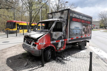 Spalona furgonetka z hasłami i plakatami przeciw aborcji przed Spitalem Bielańskim w Warszawie