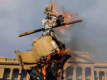 Spalona kukła prezydenta Sri Lanki podczas antyrządowych protestów