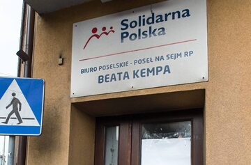 Spalone drzwi wejściowe do biura poselskiego Beaty Kempy w Sycowie