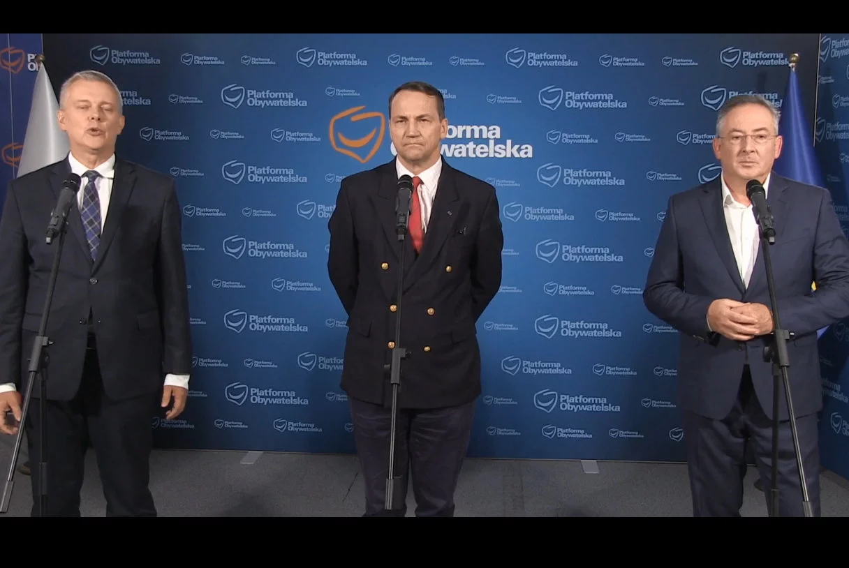 Tomasz Siemoniak, Radosław Sikorski, Bartłomiej Sienkiewicz podcza konferencji prasowej