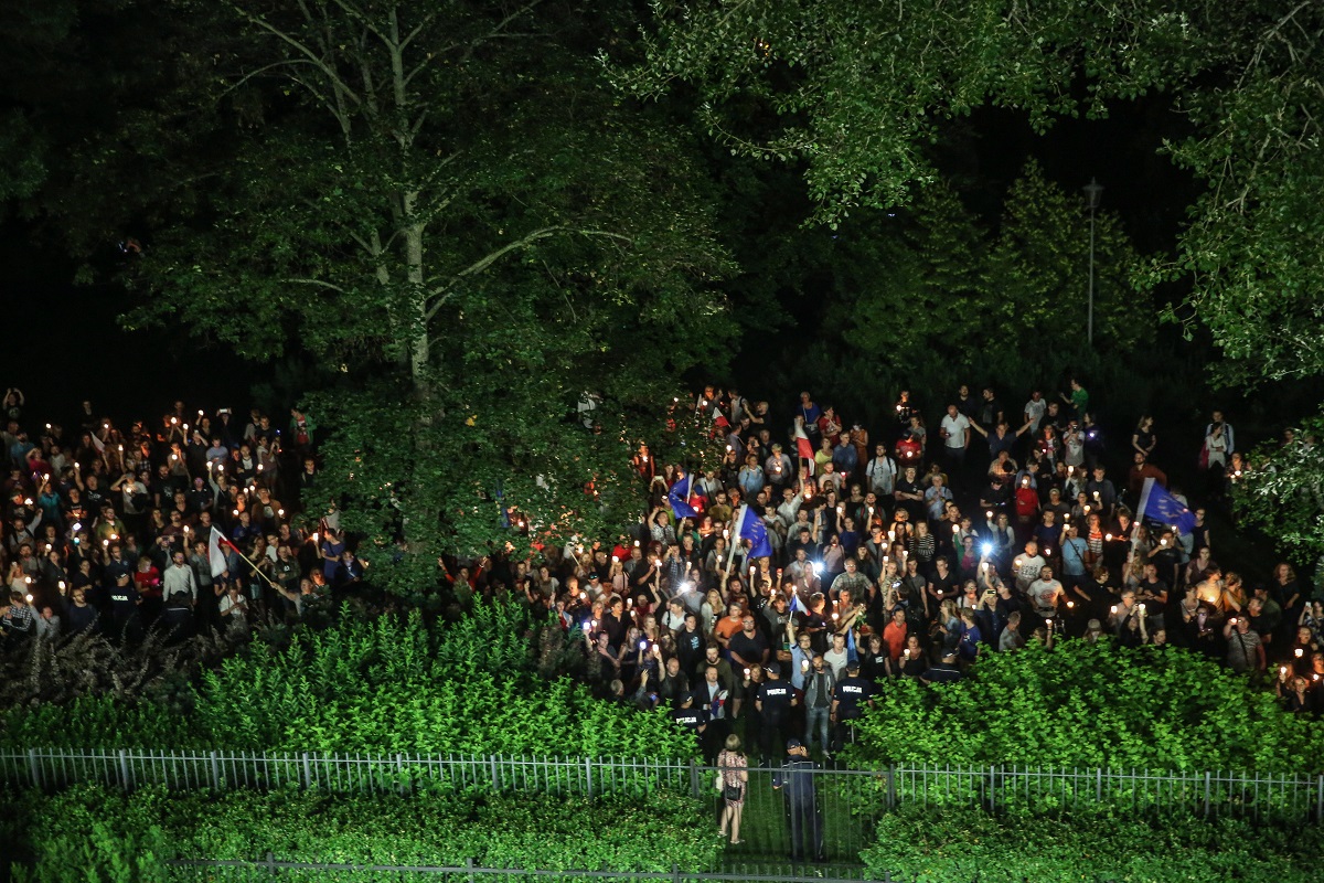 Protest przeciwników zmian w sądownictwie pod oknami senackiej komisji praw człowieka, praworządności i petycji